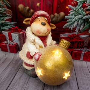 Figurka dekoracyjna Solis Decor renifer z bombką świąteczną