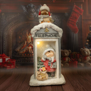 Solis Decor figurka dekoracyjna chłopczyk z choinką w budce telefonicznej
